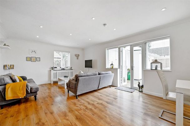 6 bedroom semi-detached house to rent - Photo 1