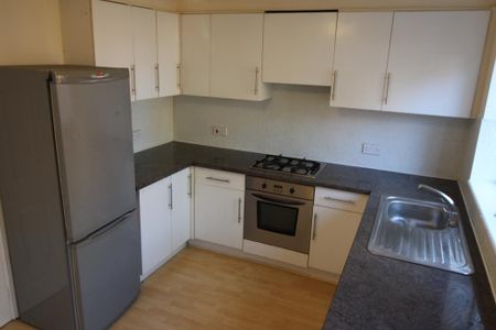 2 bedroom mews to rent - Photo 3