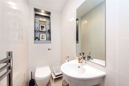 A bright one bedroom apartment situated within this desirable river fronted development, located in West Wapping. - Photo 2