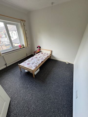 2 Bed Terraced House, Herries Street, OL6 - Photo 2