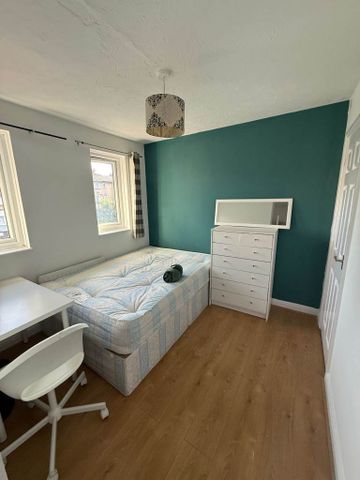 Oxley Close, London - Photo 3