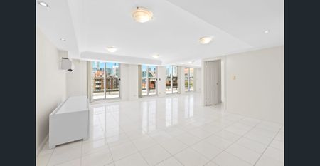 PENTHOUSE 'SKY HOME' RESIDENCE WITH PANORAMIC CITY VIEWS - Photo 3