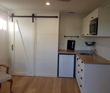 Luxurious Studio Living in Palm Beach - POWER, INTERNET AND WATER I... - Photo 5