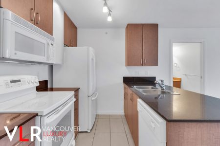 Condo in Downtown Vancouver, BC - Photo 2