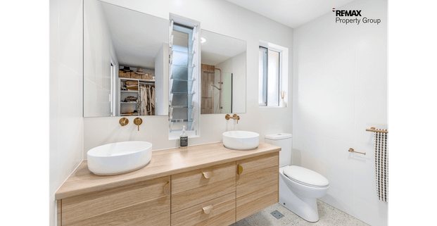 STUNNING 4 BED FAMILY HOME WITH POOL - Photo 1