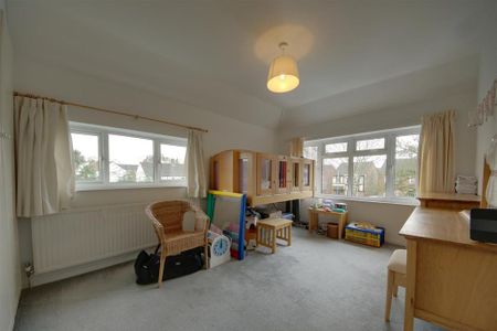 4 bedroom semi-detached house to rent - Photo 4