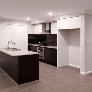 Spacious Modern Family Home with Side Access & Outdoor Entertaining - Photo 2