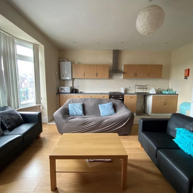4 bedroom flat to rent - Photo 1