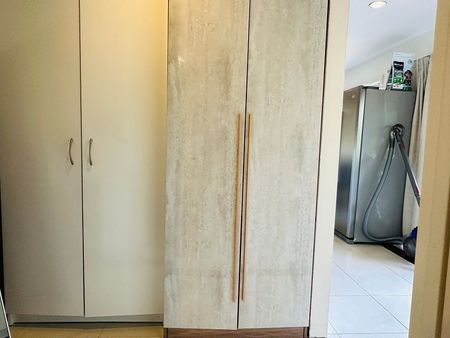 Large 1 bedroom flat with a large living room - Photo 4