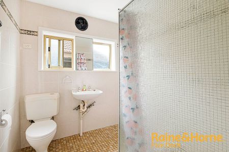 Comfortable Two Bedroom apartment - Well Located - Photo 2