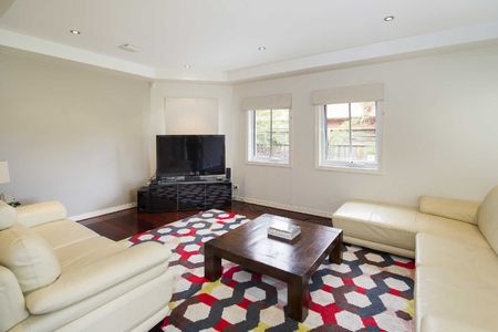 Location & Sophistication - Photo 4