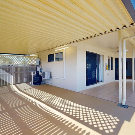 Spacious Family Home in Kirwan with Pool - Photo 5