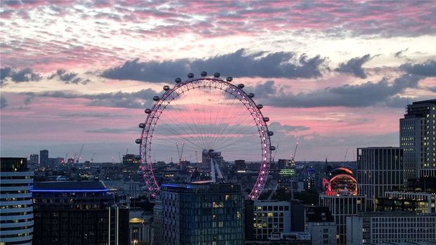 Three bedroom two level penthouse, spacious with spectacular views of the London Eye. - Photo 1