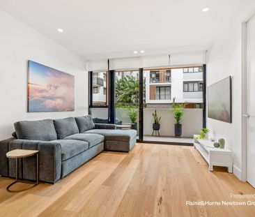 Luxurious 2 bed haven in award-winning complex offered - Furnished - Photo 2