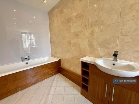 3 bedroom flat to rent - Photo 5