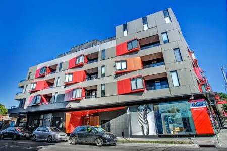 Stylish Two-Bedroom Apartment with Modern Amenities in a Prime Location - Photo 4