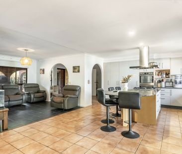 Spacious 5-Bedroom Family Home with Pool - Photo 2