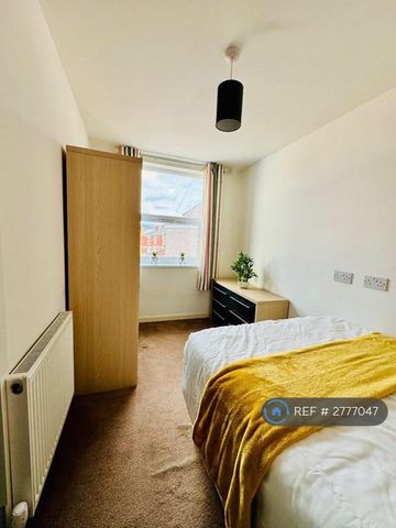 1 bedroom in a flat share to rent - Photo 4