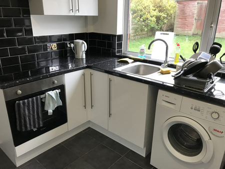 1 bedroom in a house share to rent - Photo 2