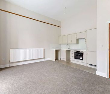 Charming Ground Floor Apartment in Historic Castle Setting - Photo 2