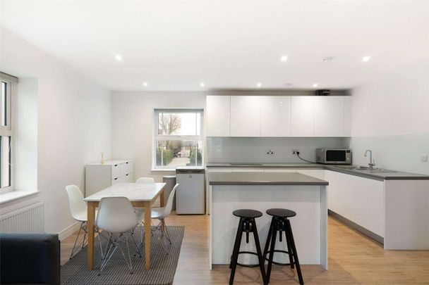 *3D Virtual Tour Available* Fantastic two bedroom apartment set in an impressive new gated development in Shepherds Bush. - Photo 1