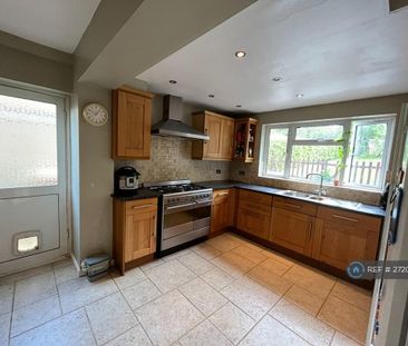 3 bedroom semi-detached house to rent - Photo 2