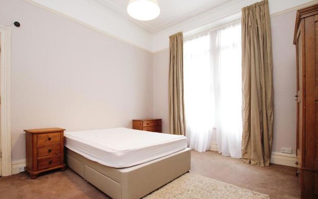 Rent includes council tax, water and gas! Furnished with a private kitchen and communal bathroom in a great location close to the Downs. - Photo 1