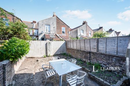 4 bedroom house to rent Mafeking Road, PO4 - Photo 5