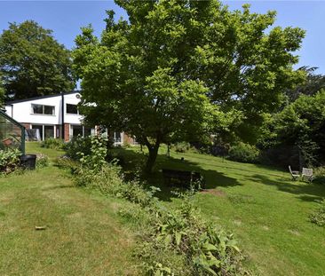 A well presented four double bedroom detached family house situated... - Photo 3
