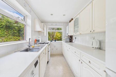 2 bedroom House in Forest Hills, Camberley - Photo 4