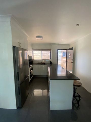 Prime living- 2 bedroom top end apartment. - Photo 4