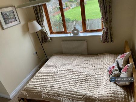 1 bedroom in a house share to rent - Photo 3