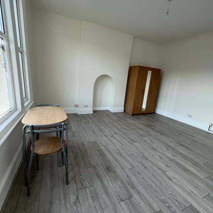 Studio Flat, Auckland Road, SE19 - Photo 1