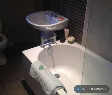 1 bedroom in a flat share to rent - Photo 4