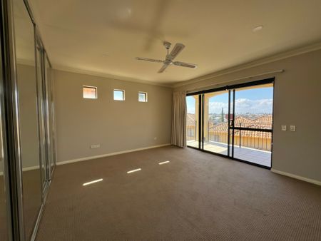 Luxury Living Across Three Levels with Uninterrupted Views. - Photo 4