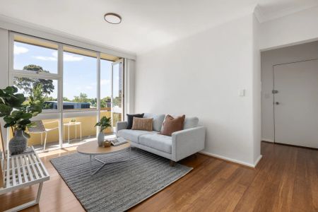 Spacious Sunny Living! - Photo 4