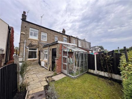 3 bedroom end of terrace house to rent - Photo 2