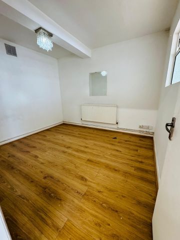 3 Bed Flat, Rayners Lane, HA2 - Photo 3