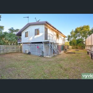 Family Living in a Prime Gladstone Location - Photo 2