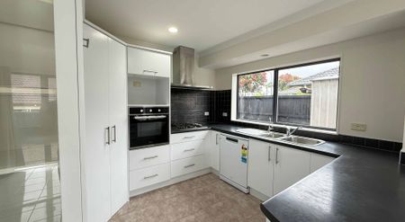 4 Bedroom Property with 2 Lounges!! - Photo 5