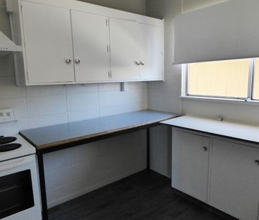 2 BEDROOM UNIT IN HANDY LOCATION - Photo 3