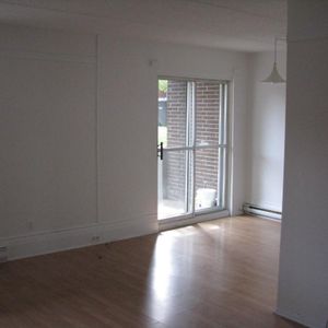 41/2, Béton**Tout rénové**Impeccable!**Rez-de-Jardin**Grande terrasse**Belle luminosité**Non fumeur de toute substance**1425$/mois - Photo 2