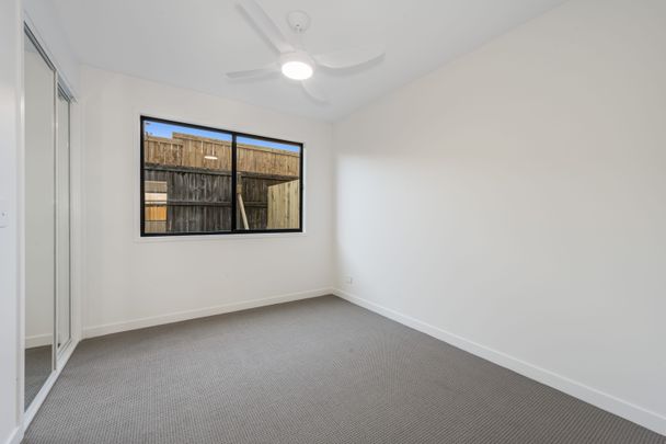 Modern Newly Built Townhouse with Excellent Access to Public Transport - Photo 1