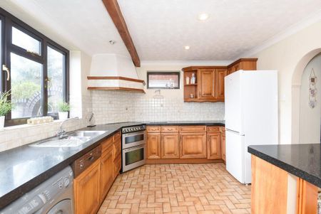 4 bedroom semi-detached house to rent - Photo 2