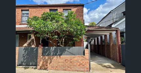 Perfectly located home with parking - Photo 4