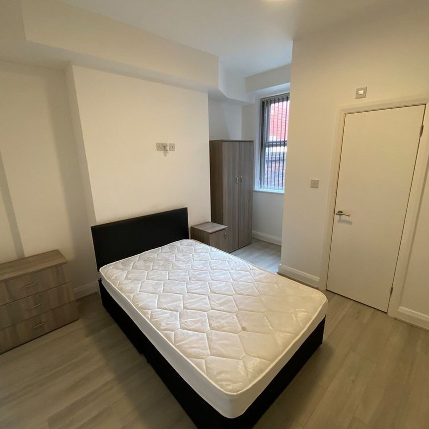 Room in a Shared House, Ampthill Road, L17 - Photo 1