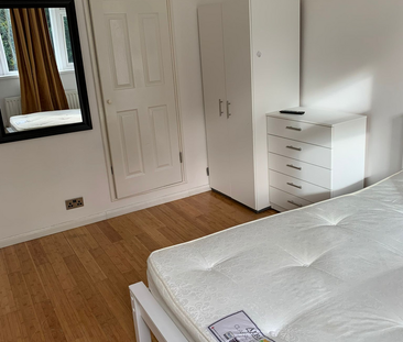 1 bedroom in a flat share to rent - Photo 2