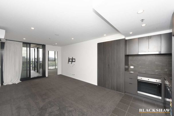 One Bedroom Apartment With Study - Photo 1