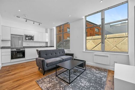 A newly refurbished one bedroom apartment in a convenient City location - Photo 2