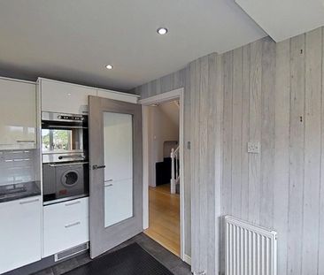 4 bedroom semi-detached house to rent - Photo 5